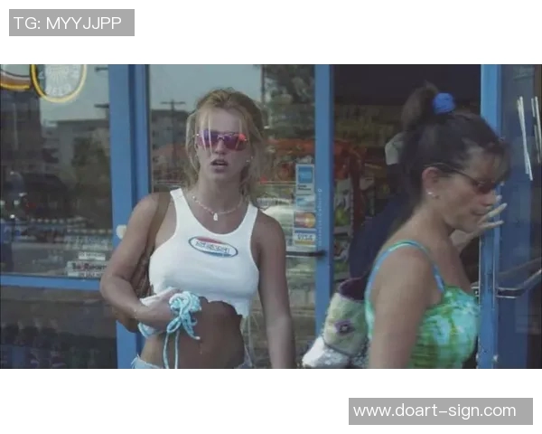 小甜甜布兰妮与足球明星的奇妙邂逅揭秘娱乐圈背后的运动情缘