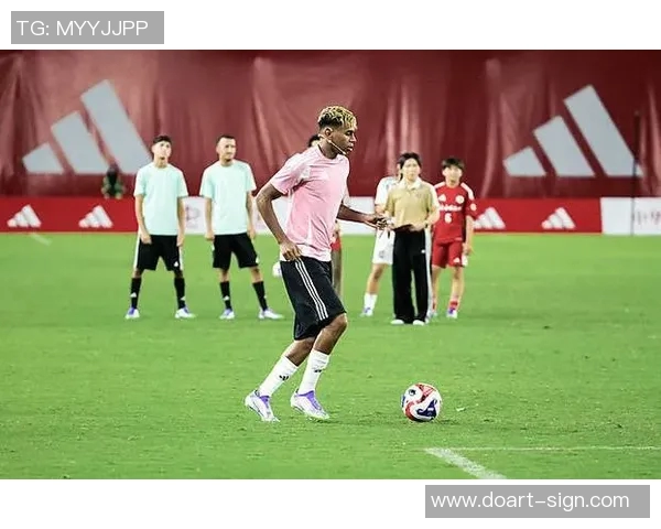 足球明星亚马尔摆件的魅力与收藏价值探讨