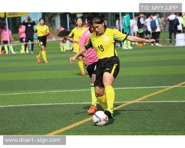 足球明星女友现场助阵激情四溢比赛瞬间引发热议